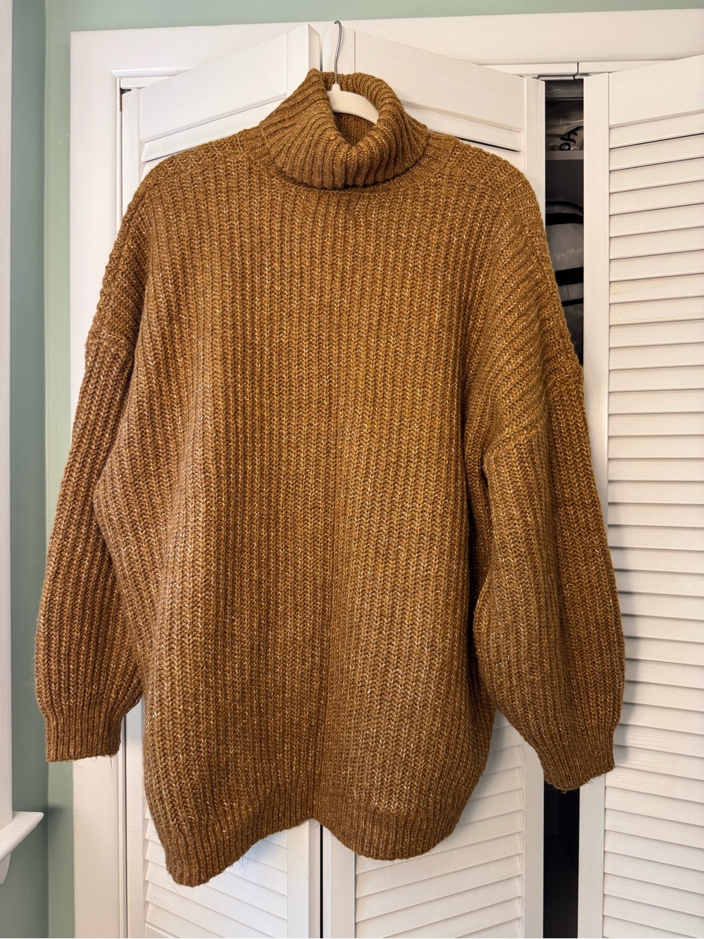 Old Navy Chunky Ribbed Turtleneck Sweater in Camel